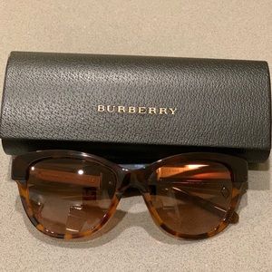 Burberry Sunglasses 🕶